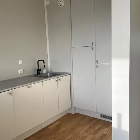Modern With Balcony - Walk To Ons Apartment *