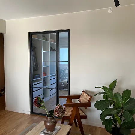 Modern With Balcony - Walk To Ons