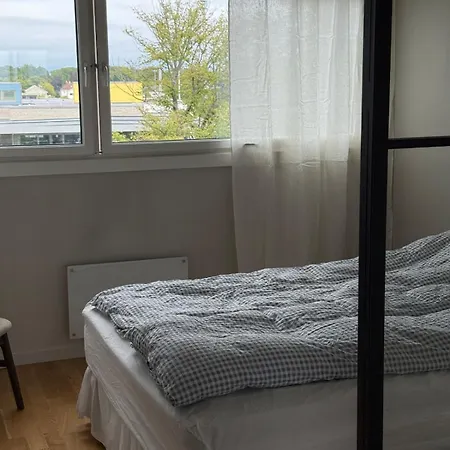 Modern With Balcony - Walk To Ons