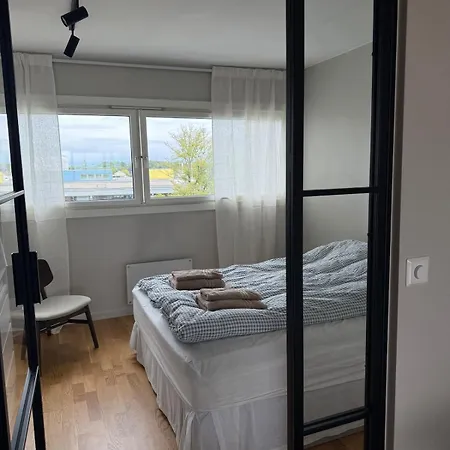 Apartment Modern With Balcony - Walk To Ons
