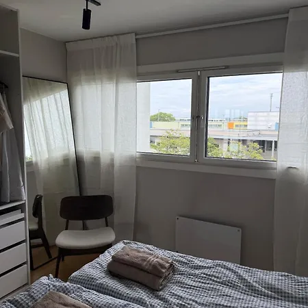 Modern With Balcony - Walk To Ons *