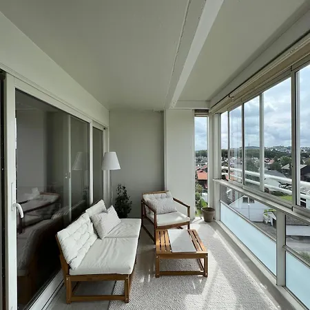 Modern With Balcony - Walk To Ons Apartment