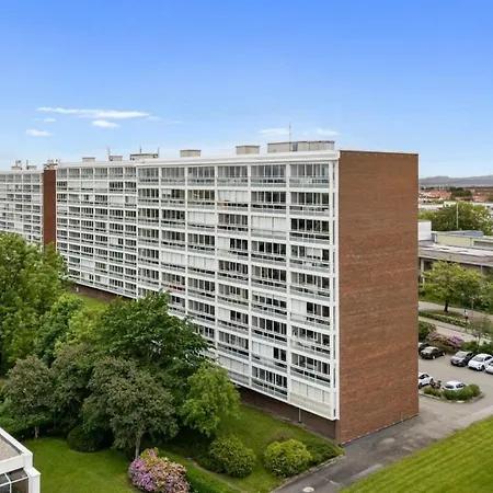 Modern With Balcony - Walk To Ons *